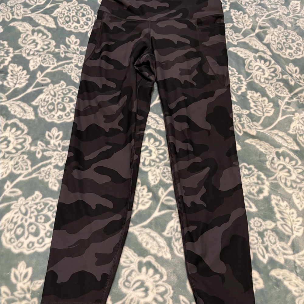 Old Navy Women’s Camouflage Leggings - Black and Gray